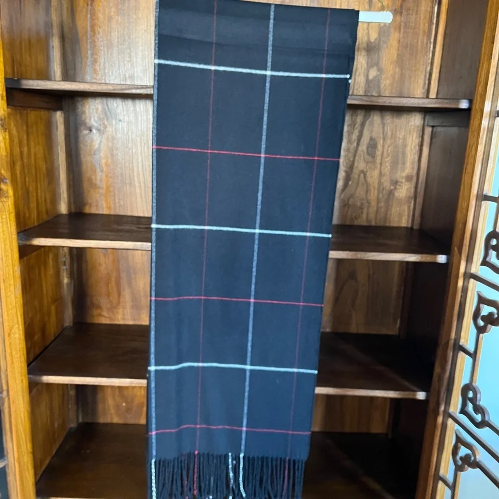 Cashmere-blend large scarf/wrap, in black, white, and red, like new, 28 x 70 in - Picture 6 of 11